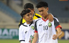 Xúc động hình ảnh bác sĩ 9X Việt Nam an ủi cầu thủ Brunei sau thất bại trước Indonesia