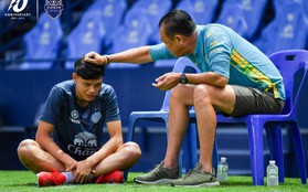 Cầu thủ đánh nguội Đình Trọng bị chủ tịch Buriram United nắm tóc "chỉ bảo" ngay trên sân tập