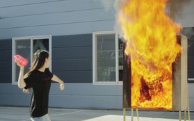 Ngoài smartphone, Samsung còn làm cả bình hoa chữa cháy: Ném vỡ một nhát, dập ngay hỏa hoạn
