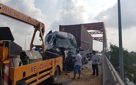 Va chạm 2 xe container, tài xế trọng thương mắc kẹt kêu cứu ở Sài Gòn