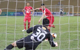 Thủ môn Hà Nội FC vi phạm luật phạt đền, CLB Viettel đáng lẽ phải được thực hiện lại quả đá