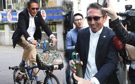 Chuyện thật như đùa: Nam diễn viên "Bao Thanh Thiên" tươi rói đạp xe tới dự phiên tòa vì tội danh cưỡng dâm