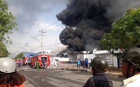 Khói lửa cuồn cuộn bao trùm nhà xưởng hàng nghìn m2 ở khu công nghiệp giáp ranh Sài Gòn