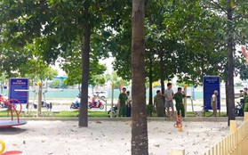 Cảnh sát dẫn giải đối tượng nghi hiếp dâm và dâm ô 2 bé gái đến khám nghiệm hiện trường tại công viên ở Sài Gòn