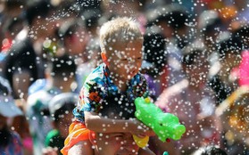 Songkran 2019: Bangkok bùng nổ với các màn té nước vui hết nấc, người dân Yangon lại 'té xà phòng' độc đáo