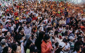 Hàng ngàn người đổ về khu vui chơi ở Sài Gòn trốn nắng nóng gần 40 độ trong ngày nghỉ lễ