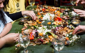 Ăn tiệc kiểu người Philippines: không muỗng, không đũa, không cả bát đĩa, thức ăn được bày trên lá chuối