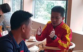 HLV Hoàng Anh Tuấn tranh thủ giờ nghỉ trưa bàn "kế sách" cho U18 Việt Nam trước ngày ra mắt