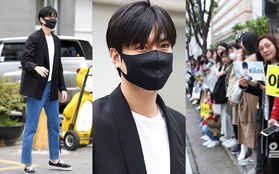 Tài tử "Người thừa kế" Lee Min Ho chính thức xuất ngũ: Điển trai như thường, fan quốc tế xếp hàng dài từ rạng sáng