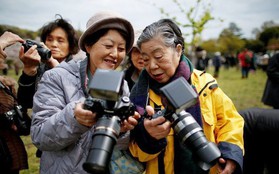 Chân dung "fan cuồng" của Hoàng gia Nhật: Cụ bà 78 tuổi dành 26 năm cùng hội bạn thân vác máy ảnh cực ngầu để săn hình thần tượng