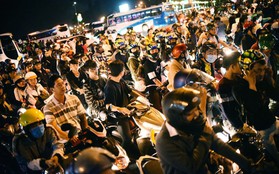Chợ đêm Đà Lạt “vỡ trận” vì du khách đổ về quá đông, điểm trông giữ xe tê liệt không còn chỗ trống