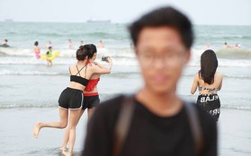Thanh niên bị bạn hại thê thảm ngày lễ: Tạo dáng điên đảo trên bờ biển nhưng cũng chỉ làm nền cho các girl xinh phía sau