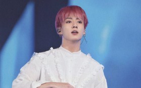 Bị ngã ngay khi biểu diễn, Jungkook (BTS) đã làm gì để trấn an fan?