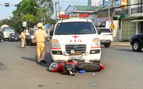 Lâm Đồng: Xe cứu thương vượt đèn đỏ tông xe máy, 1 người dập não