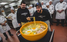 Cận cảnh tô mì ramen 22kg phải ăn kèm với... trứng đà điểu mới vừa