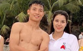 Tiến Dũng sánh vai cùng bạn gái xinh đẹp bên bờ biển, fan cảm thán: "Cơ bụng 8 múi mà sao phải che anh ơi"