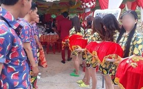 Xôn xao hình ảnh đám cưới mà tưởng party bãi biển vì dàn bê tráp "lên đồ" dép lào với quần áo trái cây