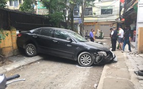 Hà Nội: Nữ tài xế lùi ô tô Camry tông trúng chiếc xe máy, một phụ nữ tử vong thương tâm