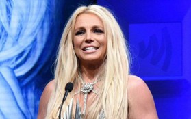 Britney Spears hủy tour rồi biến mất 3 tháng, Miley Cyrus hô vang "Free Britney" ngay giữa concert: chuyện gì đây?