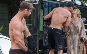 Gây sốt vì loạt ảnh ngọt ngào ấm áp bên vợ con, nhưng "hàng Úc" khủng của Chris Hemsworth lại chiếm hết cả spotlight