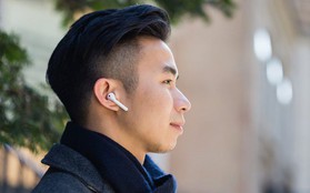 Đây là nơi AirPods rơi rụng như cơm bữa, nhân viên phải có que chuyên dụng để kẹp gắp