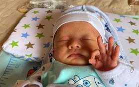 Cậu bé sơ sinh đốn tim cộng đồng mạng vì đôi tay làm ký hiệu OK khi đang ngủ cực dễ thương