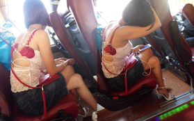 Hình ảnh cô gái "mặc như không mặc" trên chuyến xe khách giữa thời tiết nóng nực khiến nhiều người phải đỏ mặt quay đi