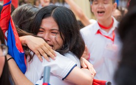 Học sinh lớp 12 khóc nức nở trong ngày ra trường: Chẳng còn thời gian để quý, để thương nhau nữa rồi!