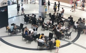 Nhiều người Hà Nội vào nằm ngồi la liệt để tránh nóng, Aeon Mall lập tức bổ sung thêm bàn ghế để phục vụ khách hàng