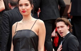 Biểu cảm "há hốc miệng, mắt đầy thâm tình" của Brooklyn Beckham khi ngắm nhìn bạn gái tại Cannes bất ngờ gây bão