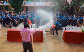 Thấy học sinh dùng súng nước bắn nhau ngày bế giảng, thầy hiệu phó mang hẳn vòi cứu hoả ra phun nước chống lại toàn trường!