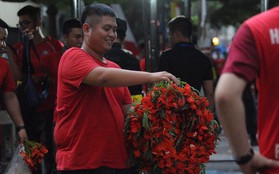 Ban quản lý sân Hàng Đẫy sử dụng máy quét an ninh, CĐV Hải Phòng cổ vũ bằng hoa phượng thay pháo sáng