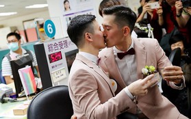 Hai "nam thần" làm nên lịch sử khi là cặp đôi đồng giới đầu tiên đăng kí kết hôn tại Đài Loan