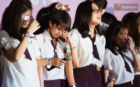 Học sinh trường Minh Khai (TPHCM) ôm nhau khóc nức nở chia tay thầy cô, bạn bè