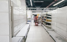 Siêu thị Auchan những ngày cuối cùng ở Việt Nam: Hàng hoá được gom lại một chỗ, không còn cảnh chen lấn