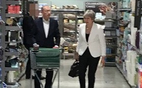 Sau tuyên bố từ chức, thủ tướng Anh thoải mái đi siêu thị cùng chồng