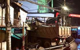 Kinh hoàng xe ben lao dốc cầu đâm sập nhà dân ở Sài Gòn