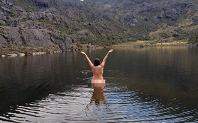 Chụp ảnh khỏa thân ở nơi hạn chế du lịch, nữ Travel blogger hứng chịu chỉ trích vì làm "ô uế hồ nước thiêng"