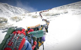 Tắc đường đến chết ở Everest: Thỏa mãn niềm đam mê hay chỉ là "check-in" cho bằng thiên hạ cùng góc khuất đáng sợ "mạnh ai nấy sống"