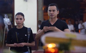 Vợ chồng Lương Thế Thành - Thuý Diễm và bạn bè đồng nghiệp đến tiễn biệt cố nghệ sĩ Lê Bình trong đêm cuối lễ tang