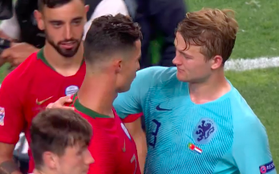 Vừa giành chức vô địch Nations League, Ronaldo hóa thân làm "siêu cò", chèo kéo cầu thủ đẹp trai nhất tuyển Hà Lan