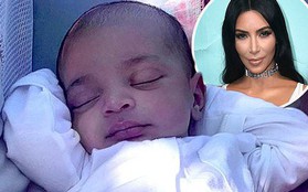 Lần đầu xuất hiện, bé út mới sinh nhà Kim Kardashian gây sốt vì quá xinh nhưng cái tên lại khiến netizen bối rối