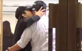 Vừa phủ nhận tin đồn ly hôn, "Đông Phương Bất Bại" Lâm Thanh Hà đã bị bắt gặp ôm hôn một người đàn ông lạ mặt