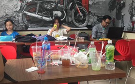 Hình ảnh xấu xí của sinh viên tại các cửa hàng tiện lợi mùa nóng: Chen chúc nhau ngồi lỳ từ sáng đến khuya, xả rất nhiều rác thải nhựa