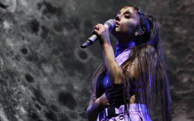 Ariana Grande khóc liên tục từ đầu cho đến tận cuối concert, nguyên nhân khiến bạn không khỏi xúc động