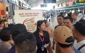 Nhân viên VietJet bị cả chục hành khách “quây” xung quanh, yêu cầu đền bù sau sự cố delay hàng loạt