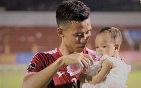 Hạnh phúc như Hải Quế: Ngày của bố được đón con gái xuống sân ăn mừng chiến thắng trước Khánh Hòa