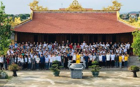 Giáo viên trường nhà người ta: Tổ chức cho toàn bộ học sinh khối 12 lên chùa cầu nguyện trước khi thi THPT Quốc gia
