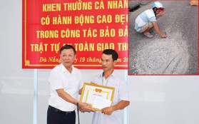 Đà Nẵng khen thưởng anh thợ đá đục mảng bê tông bám trên đường vì sợ người khác bị tai nạn