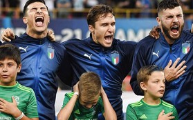 Màn hát quốc ca siêu hoành tráng của dàn cầu thủ đẹp trai Italy khiến các cậu bé mascot bịt tai sợ hãi